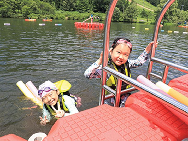 笑顔で自然を満喫する子どもたち