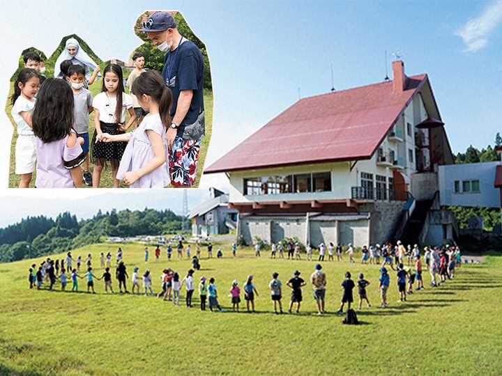 大自然の中で大きな輪を作る子どもたち