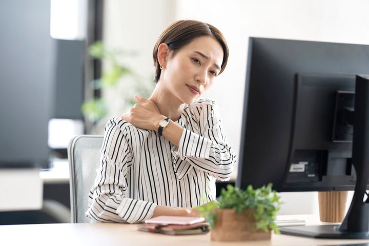体のコリを放置すると、仕事のパフォーマンスが低下する原因に