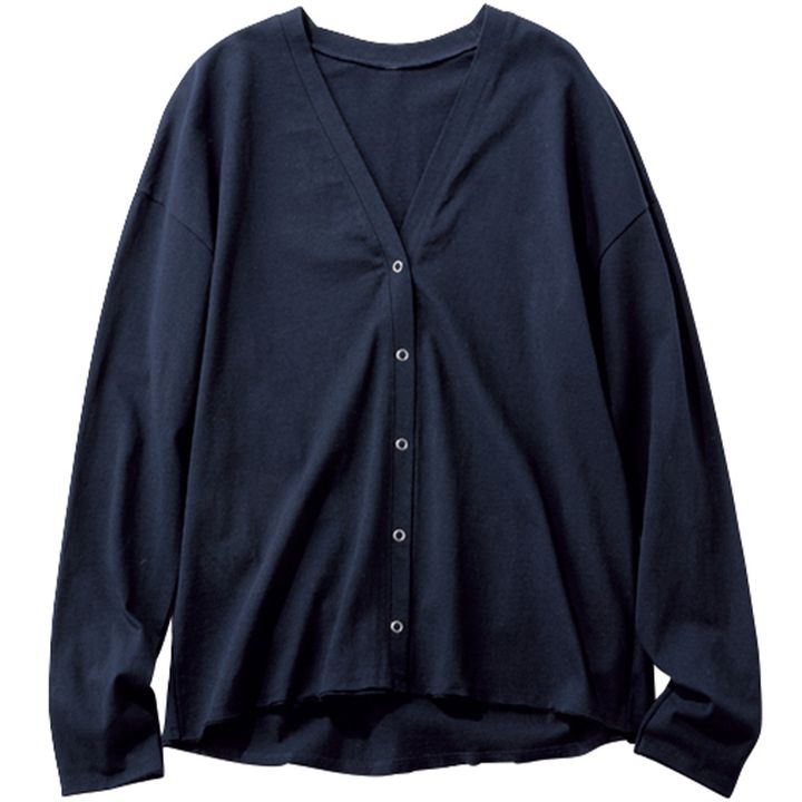 オーバーサイズ＆Vネックが新鮮なスナップカーデ