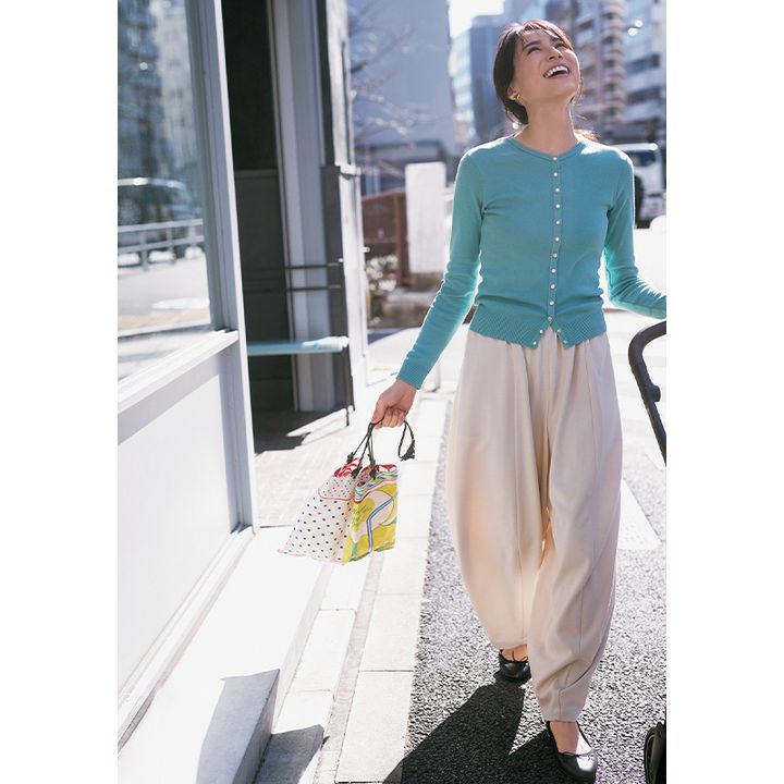 ぴたっとしたフィット感のカーデにゆるシルエットのパンツでフレンチオシャレを楽しもう