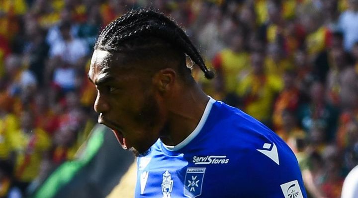 日本代表に呼ばれなくなった29歳FW、フランスで圧巻2ゴール！相手監督はファンに謝罪「恥ずべき…許されない」