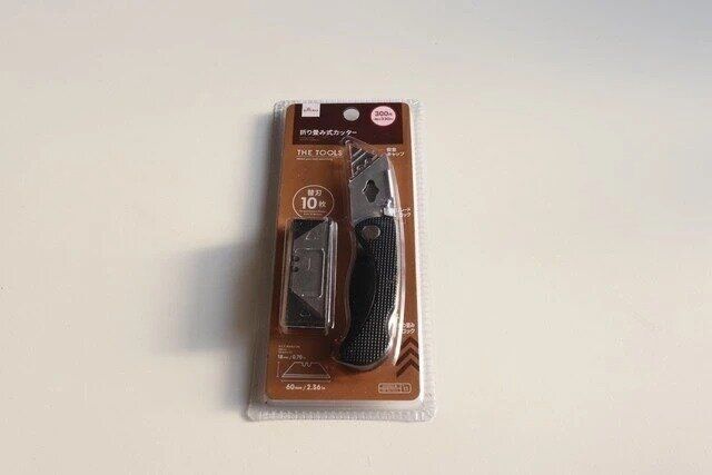 ダイソーの折り畳み式カッター（替刃10個入）のパッケージ