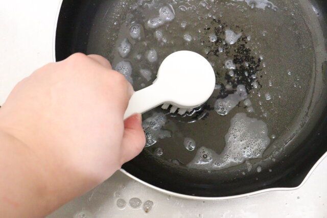 セリアのハードなスタンド付キッチンブラシ