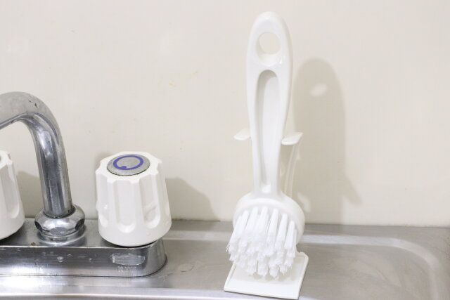 セリアの収納できるスタンド付キッチンブラシ