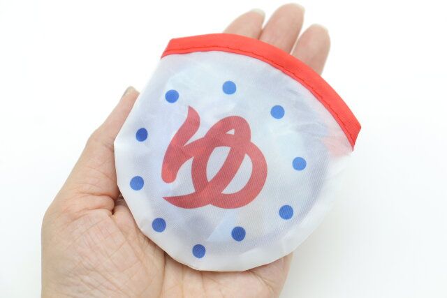ダイソーの折りたたみうちわ（銭湯）は手のひらサイズでコンパクト