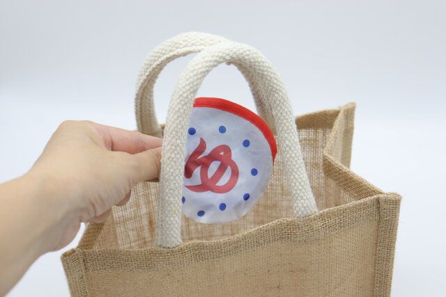 ダイソーの折りたたみうちわはコンパクトで持ち運びに便利