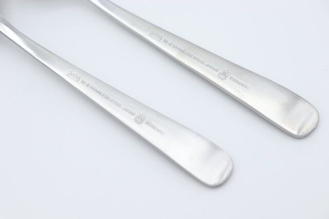 スタンダードプロダクツの新潟燕 ライラックデザートスプーンとフォークのロゴマーク