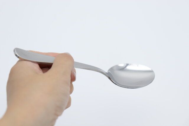 スタンダードプロダクツの新潟燕 ライラックデザートスプーンはほどよい重みで高級感あり