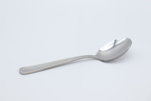 スタンダードプロダクツの新潟燕 ライラックデザートスプーンは絶妙な角度で食べやすい