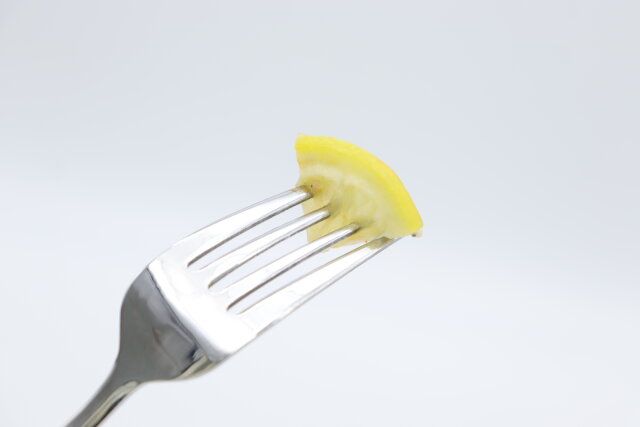 スタンダードプロダクツの新潟燕 ライラックデザートフォークは小さな食べ物も刺しやすい