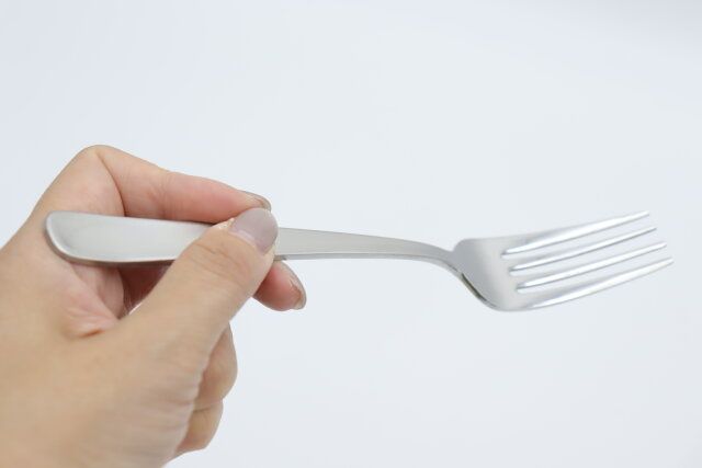 スタンダードプロダクツの新潟燕 ライラックデザートフォークは食事にも使えるサイズ