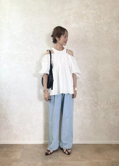 甘め白トップス×ワイドデニムコーデ