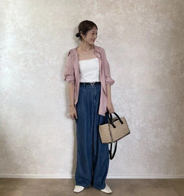 ピンクシャツ×ワイドデニムコーデ