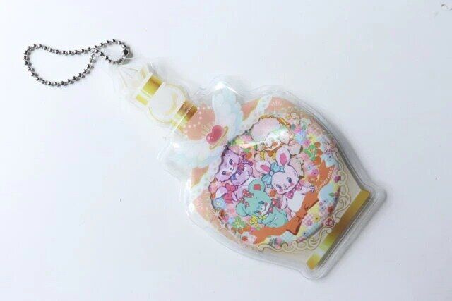 セリアの缶バッジカバー 香水瓶柄の天使デザイン