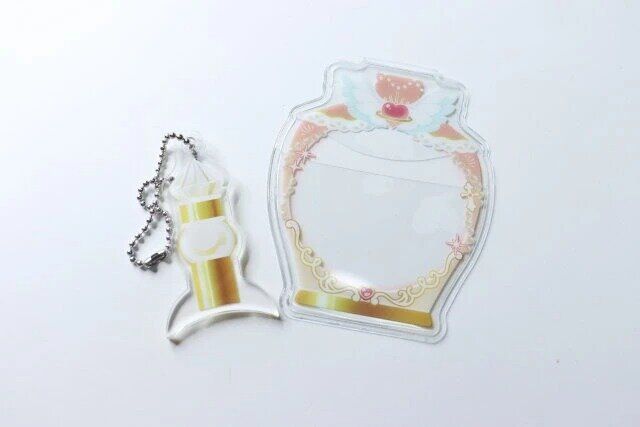 セリアの缶バッジカバー 香水瓶柄