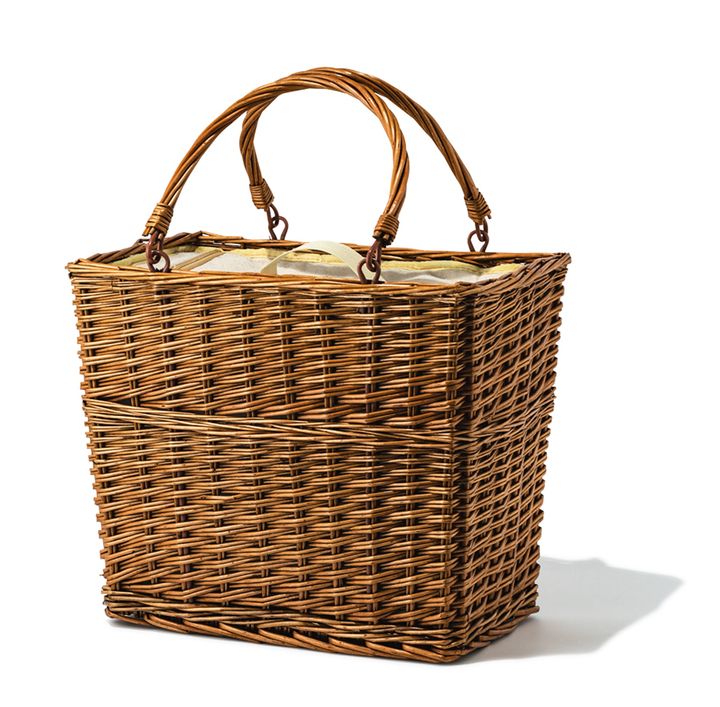 ピクニック気分を盛り上げるバスケットタイプ。大容量なので、お弁当や果物、ワインなどあれこれ詰め込んで出かけたい。食材の買い物にも◎。