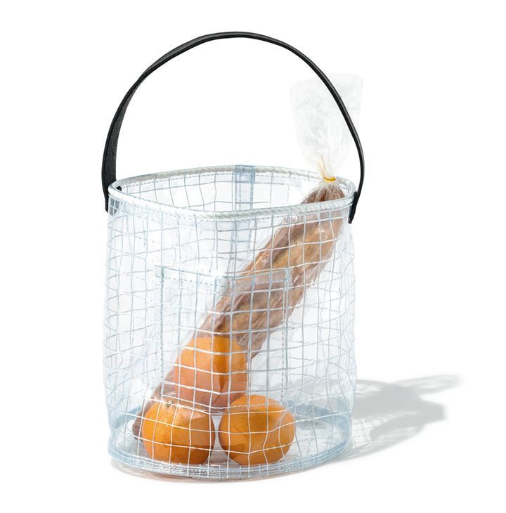 ボディはビニール、持ち手はレザーの異素材コンビ。汚れても洗い流せるので、食べ物の持ち運びにぴったり。サイズは4種展開で、写真は普段使いしやすいSサイズ。