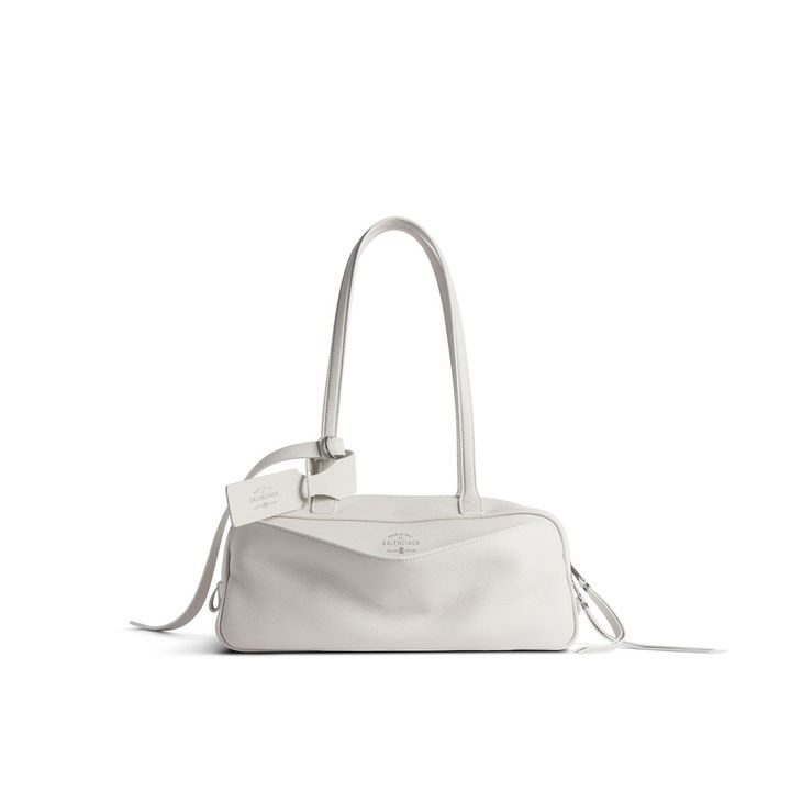 Carrie Bowling Bag（Sサイズ） ¥376,200（予定価格）／Balenciaga（バレンシアガ クライアントサービス 0120-992-136） Photo_ Courtesy of Balenciaga