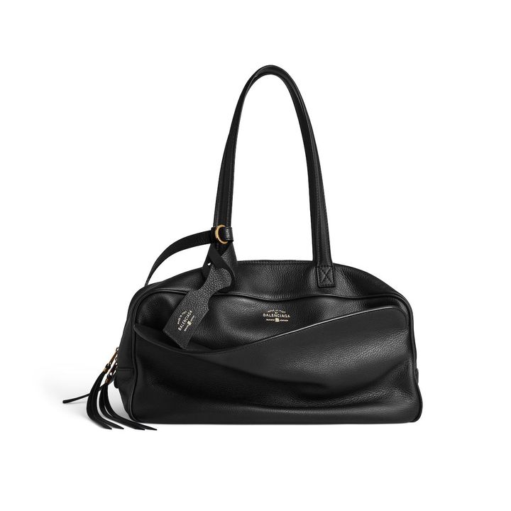 Carrie Bowling Bag （Mサイズ） ¥462,000（予定価格）／Balenciaga（バレンシアガ クライアントサービス 0120-992-136） Photo_ Courtesy of Balenciaga