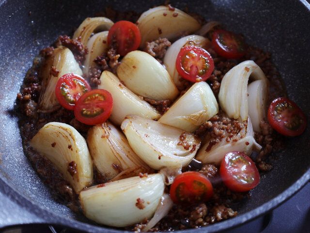 火を止め、プチトマトを加えて混ぜたら出来上がり。