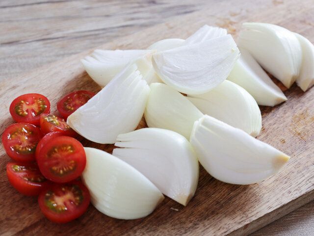 カットされたプチトマトと新玉ねぎ