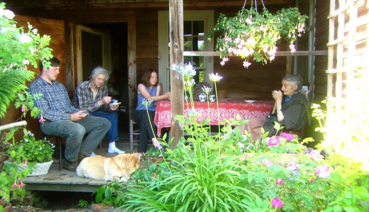 ターシャは午後のお茶の時間を大切にしていました。『ターシャ・テューダー 静かな水の物語』© 2017 映画「ターシャ・テューダー」製作委員会 Photo by Richard W. Brown