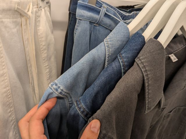 その他の色のライトデニムオープンカラーシャツとライトデニムベルテッドワイドパンツ