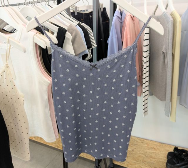 ブルーのコットンブレンドクロップドキャミソール(ドライ)(フラワー)