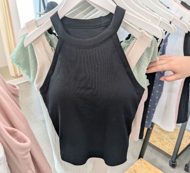 黒のブラフィールクロップドホルターネックタンクトップ