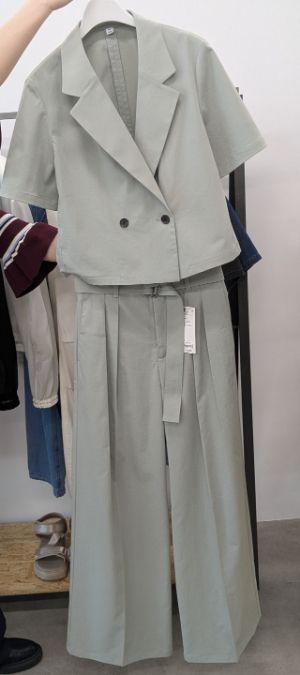 ハーフスリーブジャケットとベルテッドワイドパンツのコーデ