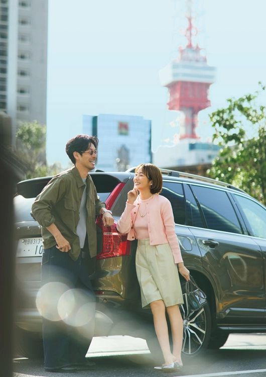 フェミニンに華やぐピンクニット