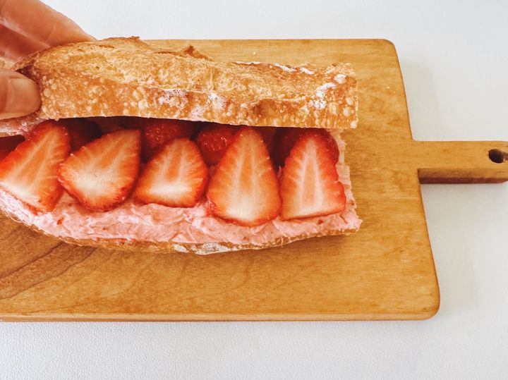 【いちごバターの作り方】いちご三昧のバゲットサンドが美味しい！【パン好きなsumire.のバゲットサンドのレシピ vol.39 〜レシピで旅するヨーロッパ〜】