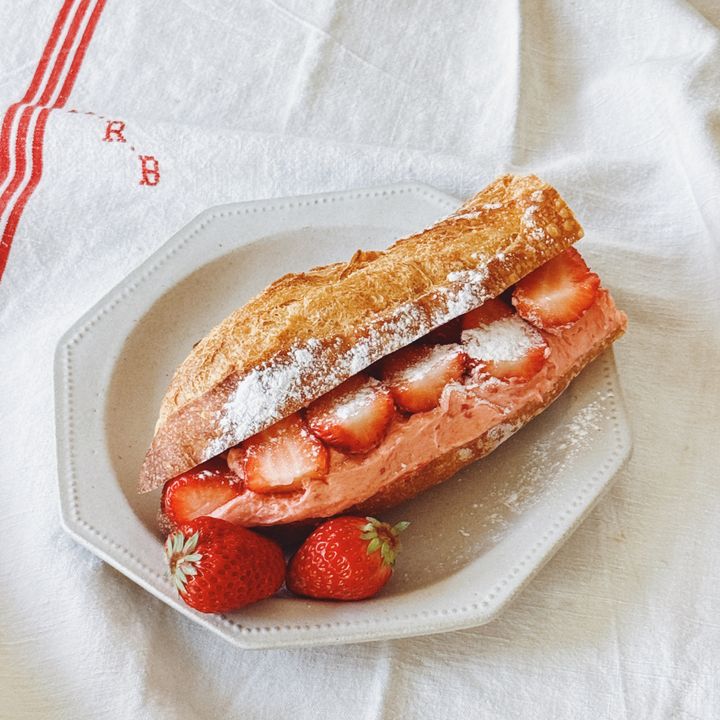 【いちごバターの作り方】いちご三昧のバゲットサンドが美味しい！【パン好きなsumire.のバゲットサンドのレシピ vol.39 〜レシピで旅するヨーロッパ〜】