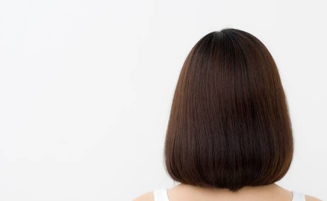 ショートボブの女性の後ろ姿