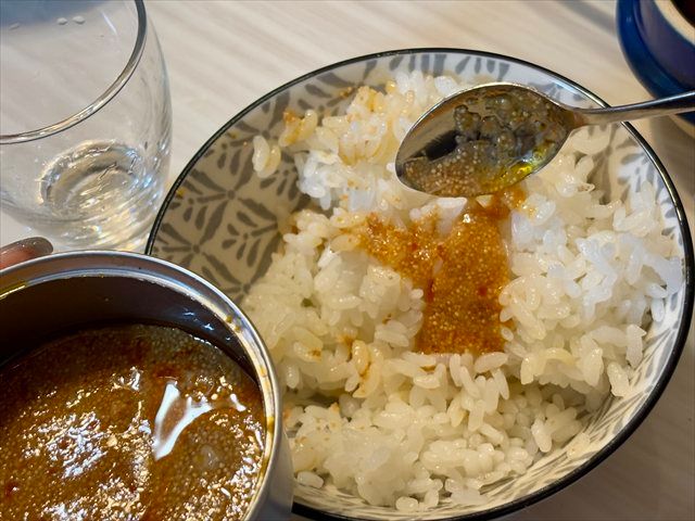 かき明太 汁 ご飯にかけている様子
