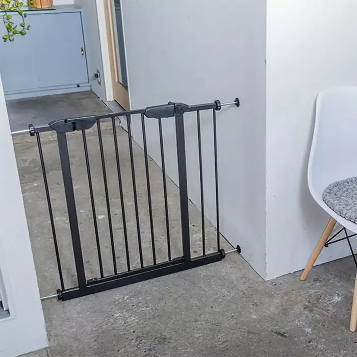 突っ張りタイプのペットゲート
