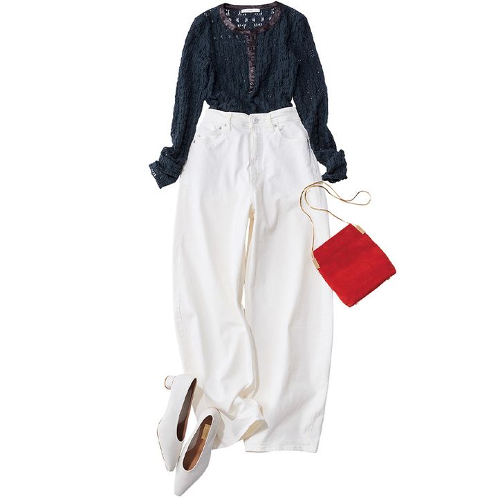 透けレーストップスと白デニムに赤バッグや白シューズを合わせたコーデ