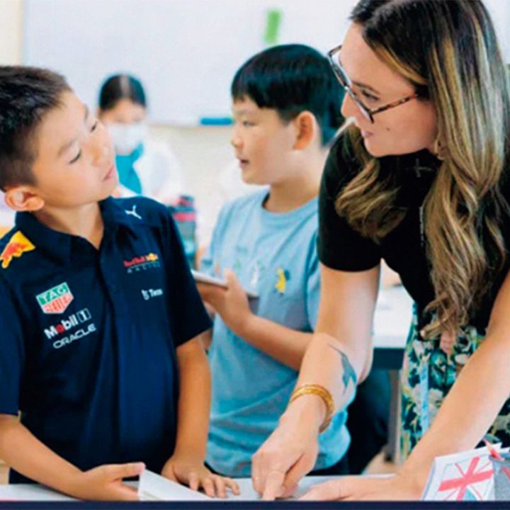 先生が生徒に話しかける様子