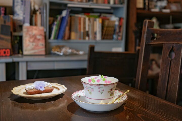 本×人形×コーヒーが融合したブックカフェ「珈琲舎 書肆アラビク」がある大阪の下町、中崎町へ