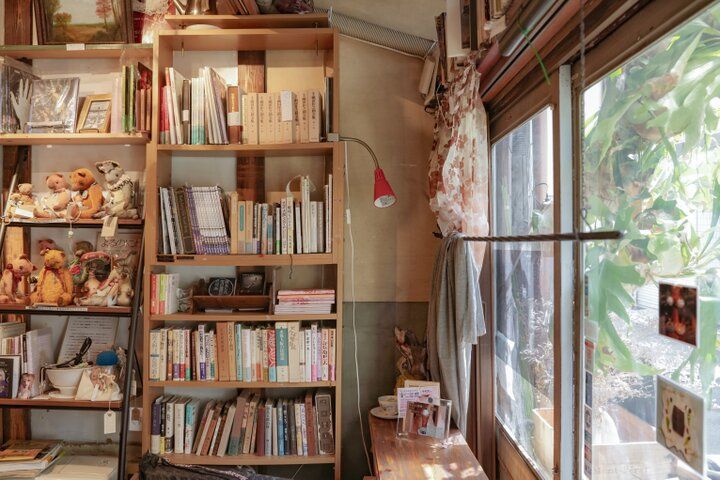 本×人形×コーヒーが融合したブックカフェ「珈琲舎 書肆アラビク」がある大阪の下町、中崎町へ