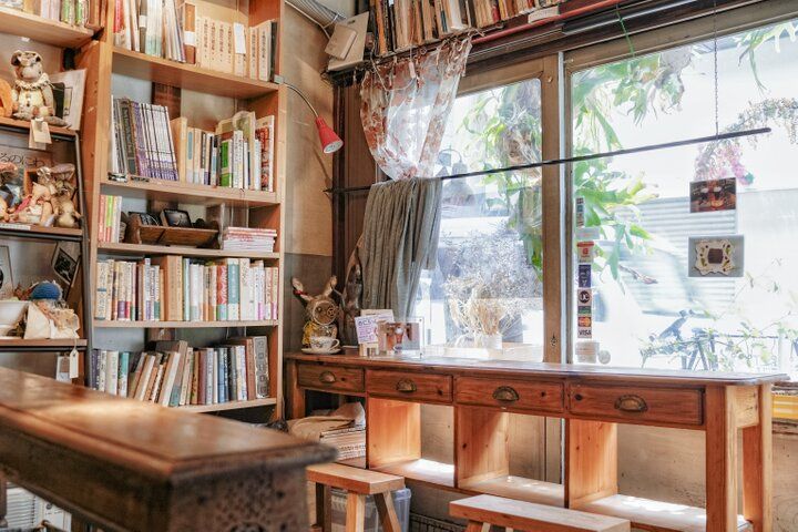 本×人形×コーヒーが融合したブックカフェ「珈琲舎 書肆アラビク」がある大阪の下町、中崎町へ