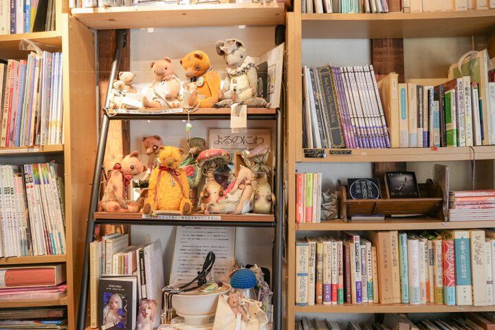 本×人形×コーヒーが融合したブックカフェ「珈琲舎 書肆アラビク」がある大阪の下町、中崎町へ