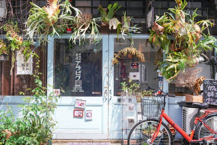 本×人形×コーヒーが融合したブックカフェ「珈琲舎 書肆アラビク」がある大阪の下町、中崎町へ