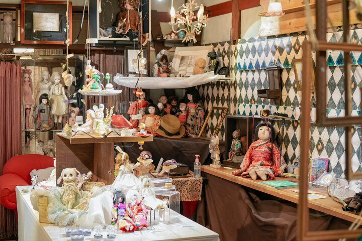 本×人形×コーヒーが融合したブックカフェ「珈琲舎 書肆アラビク」がある大阪の下町、中崎町へ
