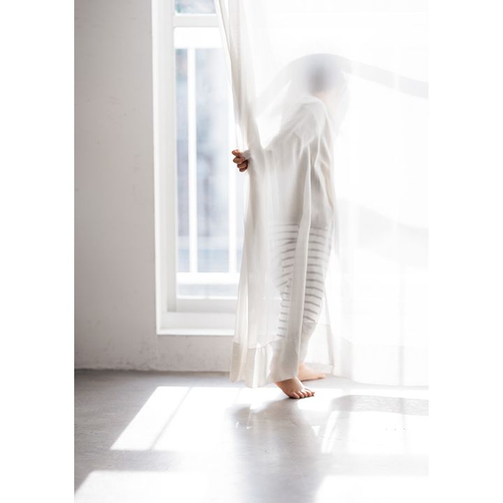 カーテンで遊ぶ子どものイメージカット