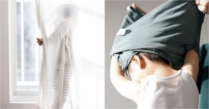 カーテンで遊ぶ子どもと服を脱ぐ子どものイメージカット