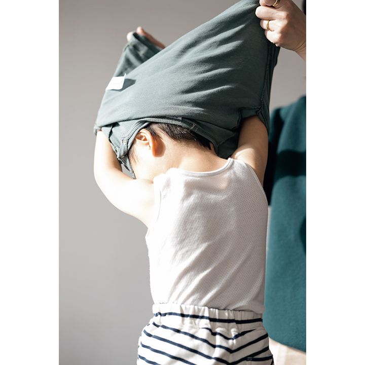 服を脱ぐ子どものイメージカット