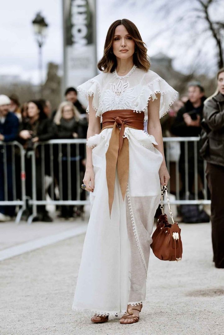 画像: 繊細なシアードレスにブラウン小物が映える