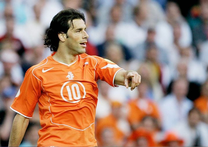 26歳日本代表FWとモデル妻、20年以上前のユニフォームを着る！「オレンジ可愛い」「なぜ」と話題